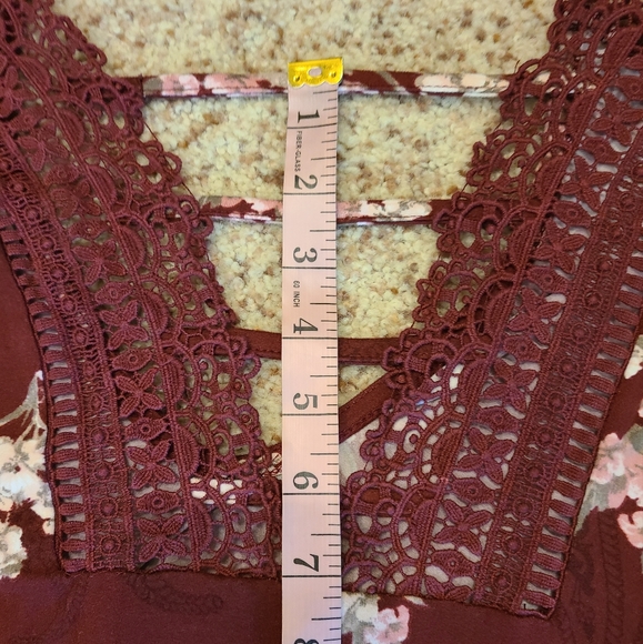 36. HP! Daytrip by Buckle floral blouse, back crochet inset, handkerchief hem - Picture 14 of 16
